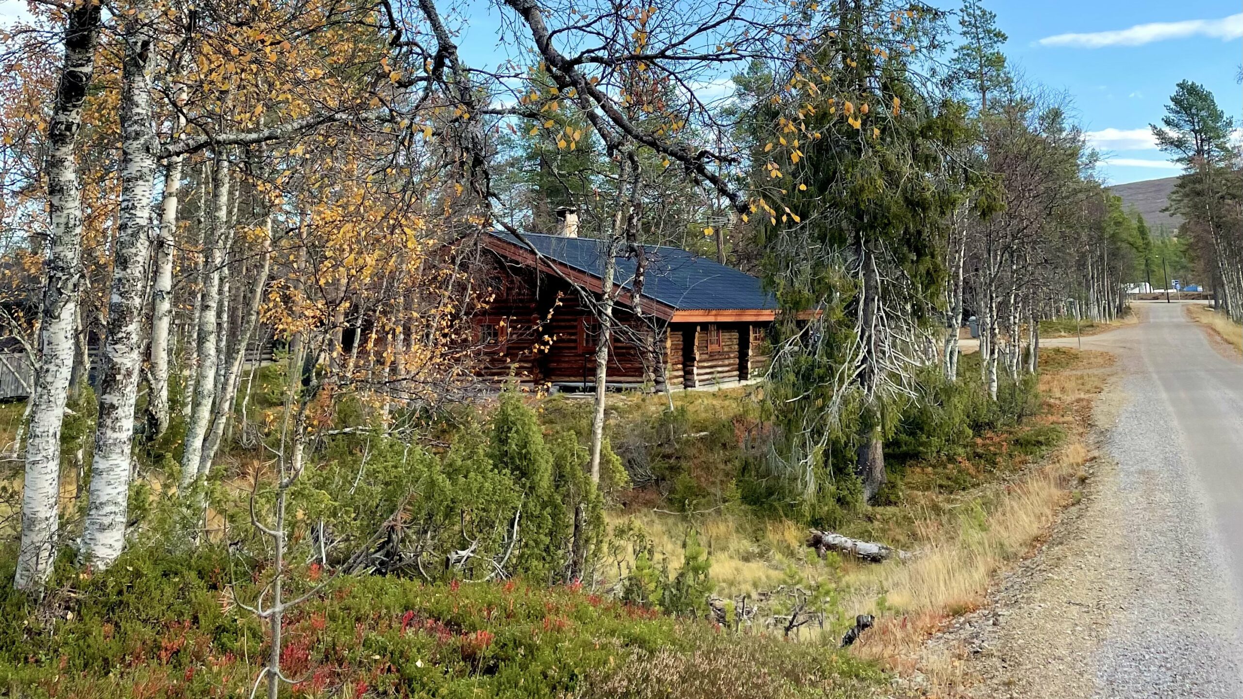 Mökki metsässä syksyllä