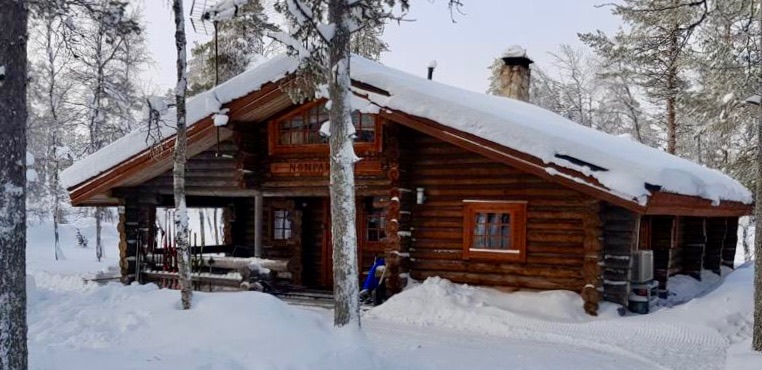 Mökki talvella edestä