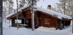 Mökki talvella edestä