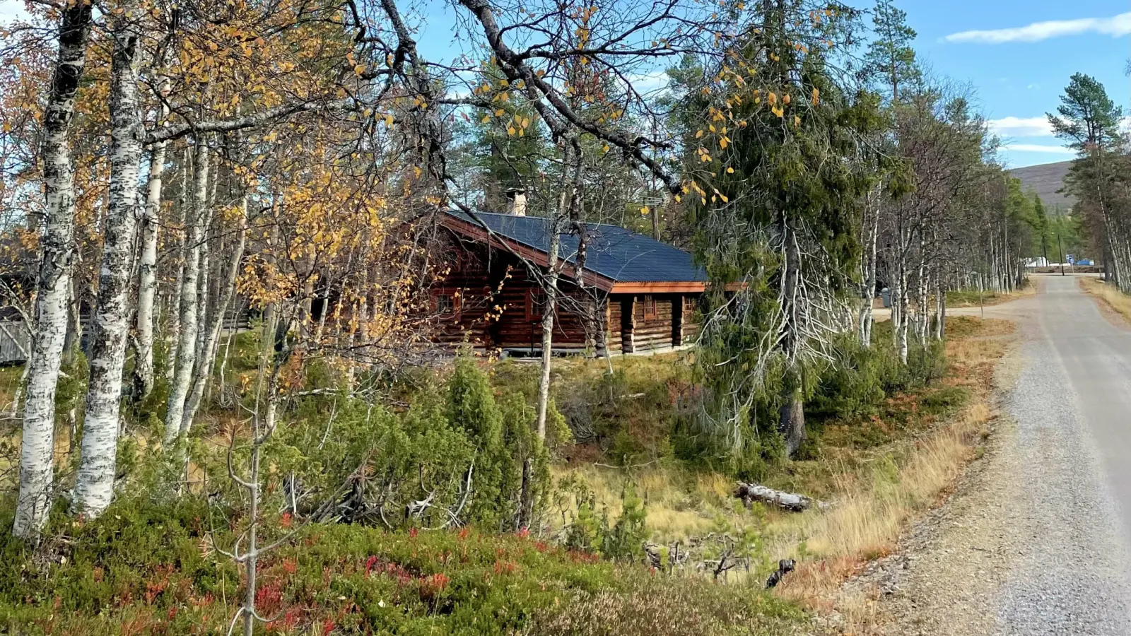 Mökki metsässä syksyllä